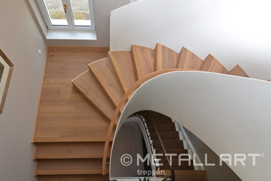 Escalier moderne en structure plissée dans un immeuble résidentiel à Wiesbaden | Systèmes d'escalier | MetallArt Treppen