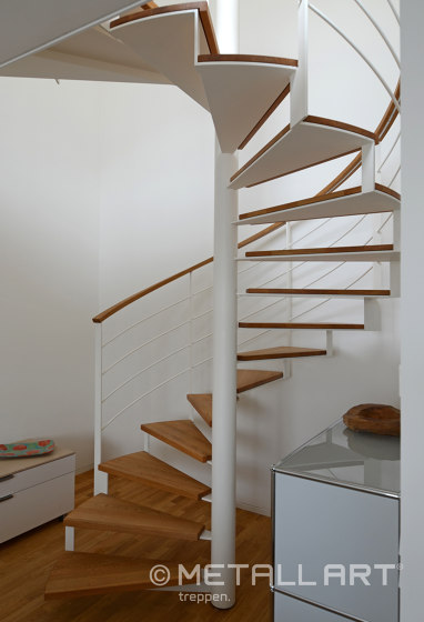 Filigree newel stairs in a private residence in Stuttgart | Sistemas de escalera | MetallArt Treppen