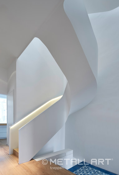 Faltwerktreppe mit extravagantem Grundriss in einem Privathaus in Hamburg | Treppensysteme | MetallArt Treppen