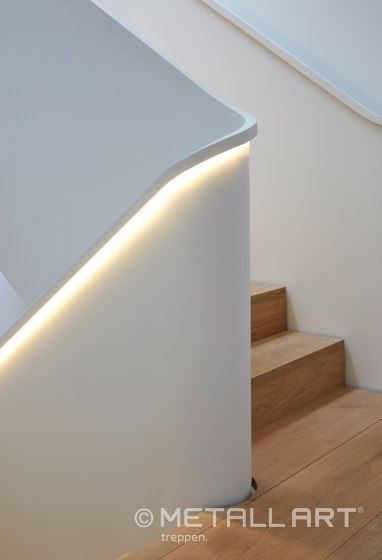 Folded stairs with flamboyant floor plan in a private residence in Hamburg | Sistemas de escalera | MetallArt Treppen