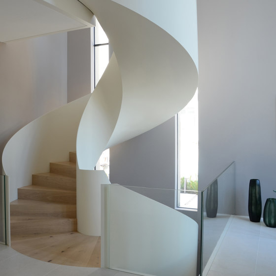 Sculpture d'escalier élégante dans une maison privée au Lac de Constance | Systèmes d'escalier | MetallArt Treppen