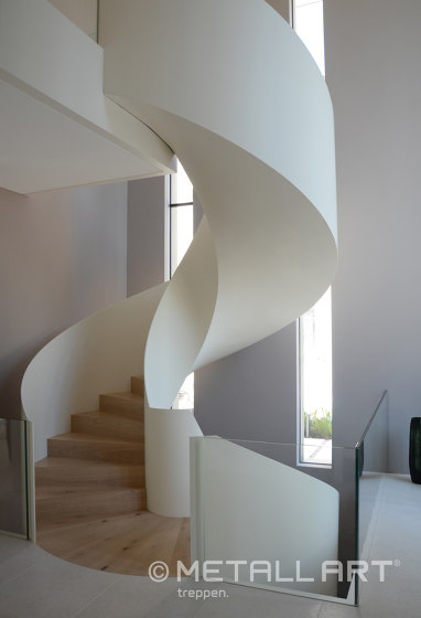 Sculpture d'escalier élégante dans une maison privée au Lac de Constance | Systèmes d'escalier | MetallArt Treppen
