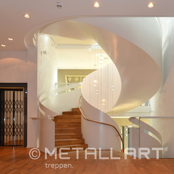 Escalier moderne à structure plissée à l'hôtel Lamaison à Saarlouis | Systèmes d'escalier | MetallArt Treppen