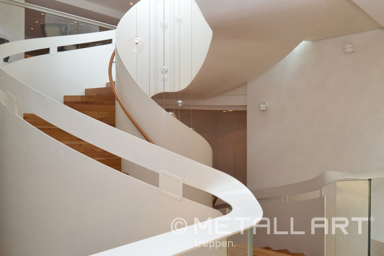 Escalier moderne à structure plissée à l'hôtel Lamaison à Saarlouis | Systèmes d'escalier | MetallArt Treppen