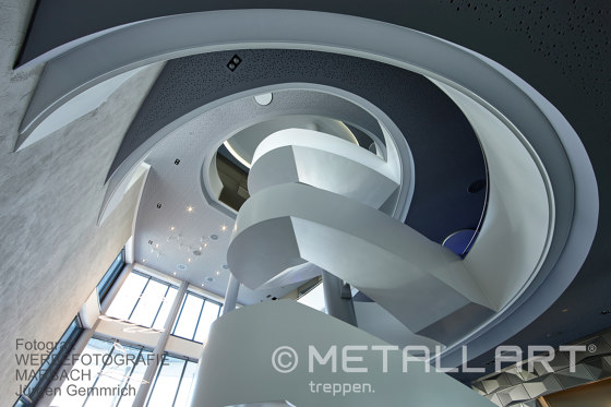 Imposante Treppenskulptur im WTZ III in Heilbronn | Treppengeländer | MetallArt Treppen