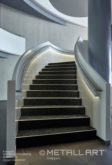 Sculpture d'escalier impressionnante dans le WTZ III à Heilbronn | Rampes d'escalier | MetallArt Treppen