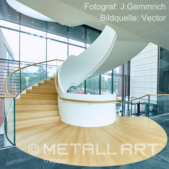 Elegante Wendeltreppe bei Vector in Stuttgart-Weilimdorf | Treppensysteme | MetallArt Treppen