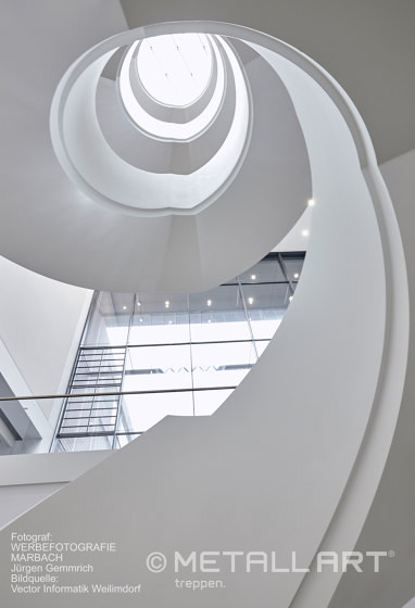 Escalier tournant d'une finition élégante chez Vector à Stuttgart-Weilimdorf | Systèmes d'escalier | MetallArt Treppen