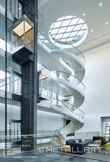 Escalier tournant d'une finition élégante chez Vector à Stuttgart-Weilimdorf | Systèmes d'escalier | MetallArt Treppen