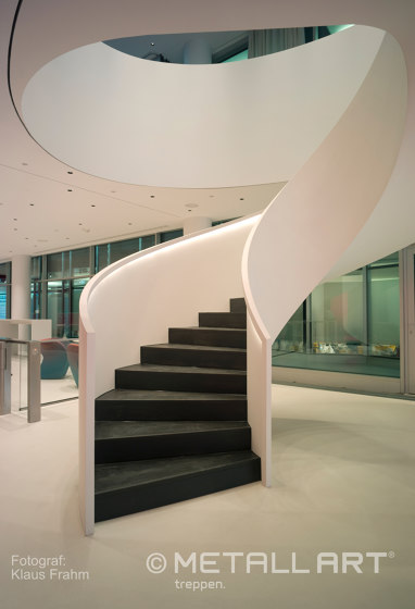 Skulpturtreppe mit indirekter Beleuchtung in der Hamburger Hypovereinsbank | Treppensysteme | MetallArt Treppen