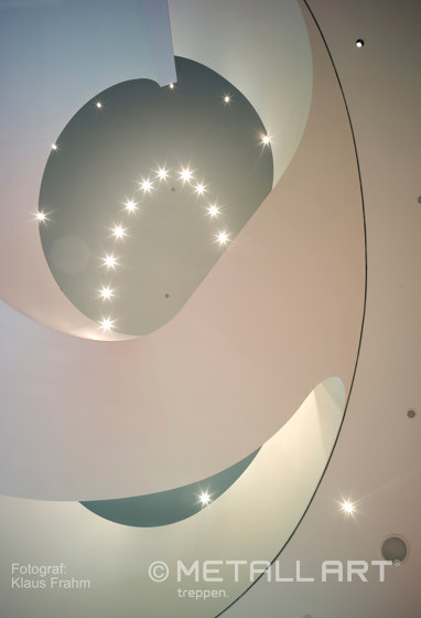 Skulpturtreppe mit indirekter Beleuchtung in der Hamburger Hypovereinsbank | Treppensysteme | MetallArt Treppen