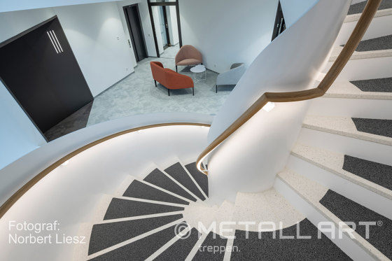 Geschwungene Designtreppe im Ausgburger Beethovenpark | Treppensysteme | MetallArt Treppen