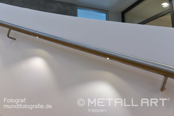 Impressively rounded stringer stairs with LED lighting at Norderstedt Bank | Sistemas de escalera | MetallArt Treppen