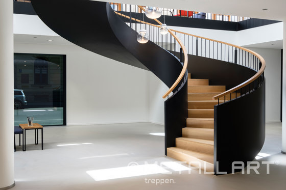 Escalier sculptural en structure plissée dans Lenbach Gärten à Munich | Systèmes d'escalier | MetallArt Treppen