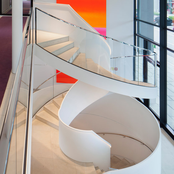 Un escalier tournant intemporel dans un immeuble de bureaux à Munich | Systèmes d'escalier | MetallArt Treppen