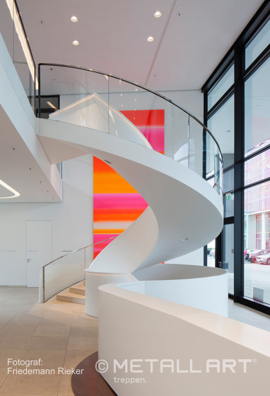 Un escalier tournant intemporel dans un immeuble de bureaux à Munich | Systèmes d'escalier | MetallArt Treppen