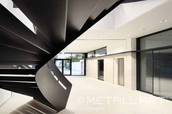 Stahltreppe mit einzigartigen Brüstungswangen im Haus der Wirtschaft in Darmstadt | Treppengeländer | MetallArt Treppen