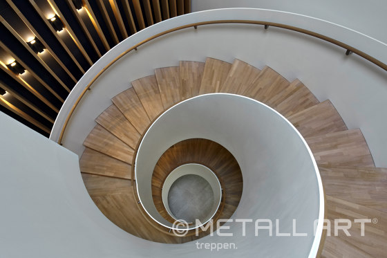 Escalier tournant en conception esthétique à la Fondation du cœur de Hambourg | Systèmes d'escalier | MetallArt Treppen