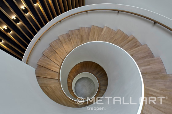 Aesthetically curved spiral staircase at the Hamburg Herz Foundation | Sistemas de escalera | MetallArt Treppen