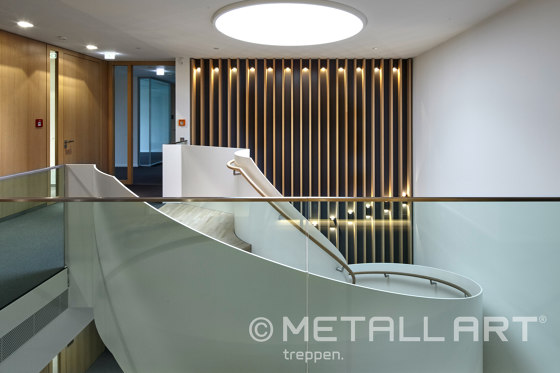 Escalier tournant en conception esthétique à la Fondation du cœur de Hambourg | Systèmes d'escalier | MetallArt Treppen