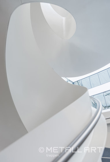 Escalier exclusif dans l'atrium pour le Lilienthalhaus à Braunschweig | Systèmes d'escalier | MetallArt Treppen