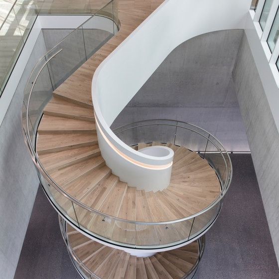 Treppe mit eleganten Glasgeländern auf dem Bühler Innovation-Campus in Uzwil | Treppensysteme | MetallArt Treppen