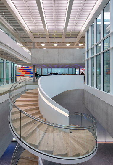 Treppe mit eleganten Glasgeländern auf dem Bühler Innovation-Campus in Uzwil | Treppensysteme | MetallArt Treppen
