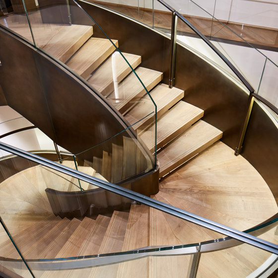 Impressionnant escalier en acier dans le magasin Max Mara à Vienne | Rampes d'escalier | MetallArt Treppen