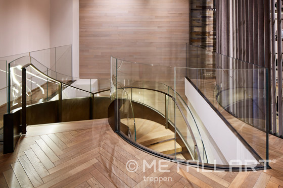 Imponierende Stahltreppe im Wiener Max Mara-Store | Treppengeländer | MetallArt Treppen
