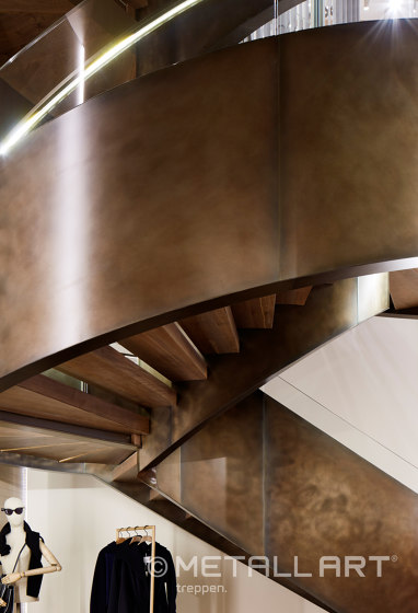 Impressionnant escalier en acier dans le magasin Max Mara à Vienne | Rampes d'escalier | MetallArt Treppen