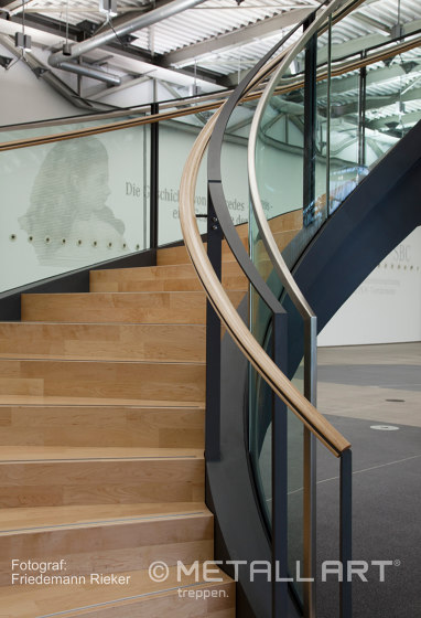 Escalier design avec balustrade en verre chez Daimler à Sindelfingen | Systèmes d'escalier | MetallArt Treppen
