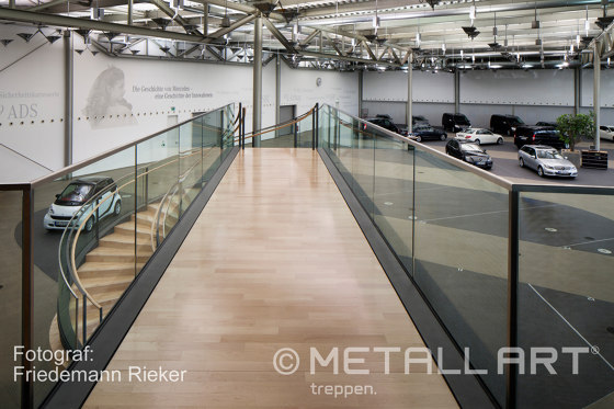 Escalier design avec balustrade en verre chez Daimler à Sindelfingen | Systèmes d'escalier | MetallArt Treppen