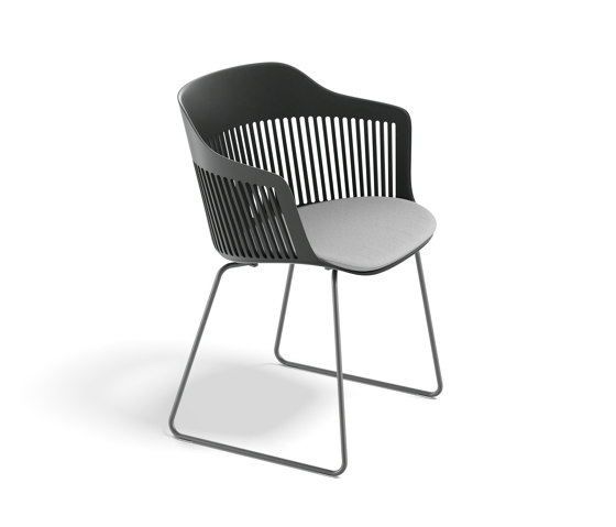 AIIR Armlehnstuhl mit Schlittenbase | Stühle | DEDON