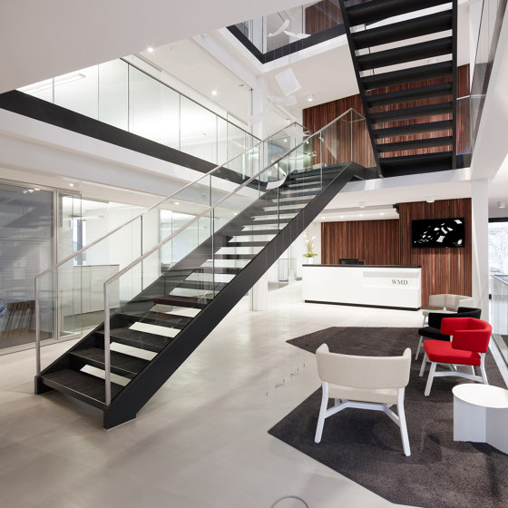 Escaliers de style en acier avec garde-corps tout verre chez WMD à Ahrensburg | Rampes d'escalier | MetallArt Treppen