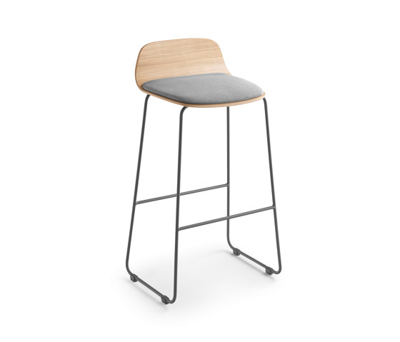 Bisell Metal Stool | Bar stools | TREKU
