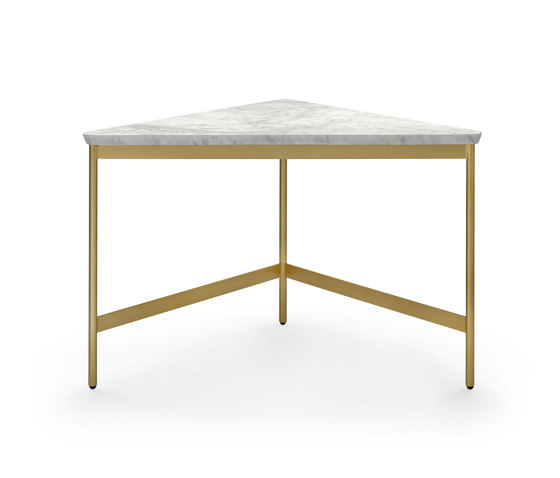 Capilano Beistelltisch 55x55 - Dreieckige Version mit Tischplatte aus Carrara-Marmor | Beistelltische | ARFLEX