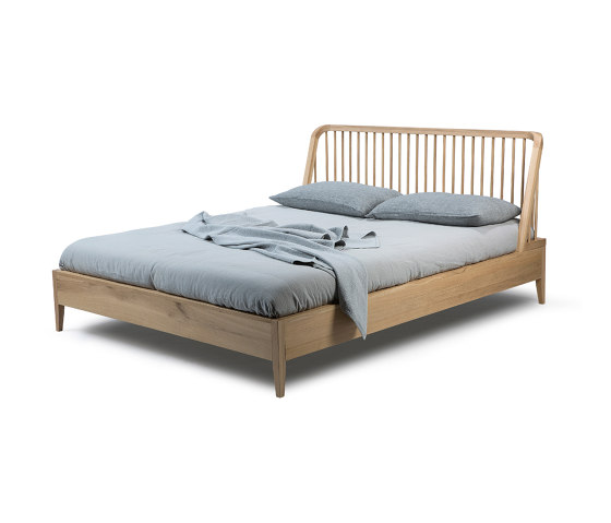 Spindle | Oak bed - without slats - mattress 160x200 - varnished | Camas | Ethnicraft