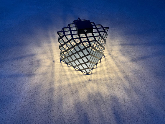 SOLAR lantern | l'X | Outdoor table lights | LYX Luminaires
