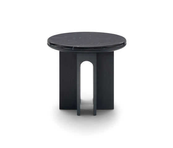 Arcolor Tavolino 50 - Versione con base laccata nera e top in marmo Marquinia | Tavolini alti | ARFLEX