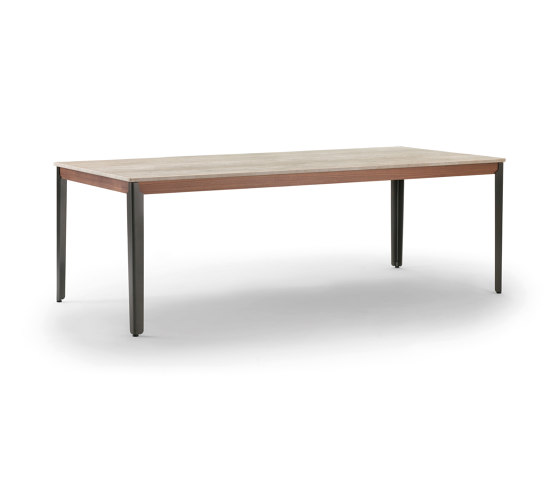 Hug Tisch - Version mit Tischplatte aus Travertino romano und Nussbaum-Canalettoprofilen | Esstische | ARFLEX