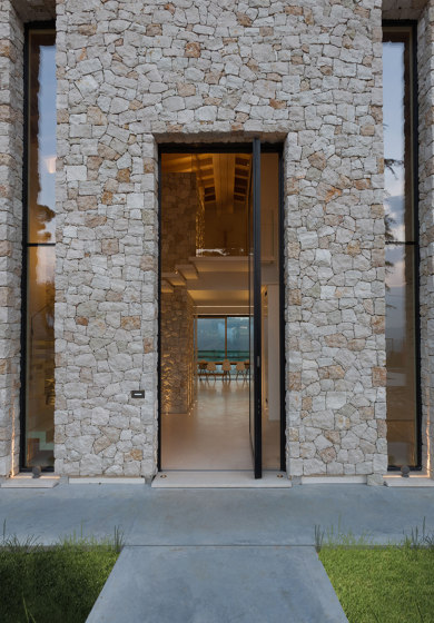 Nova | Die verglaste Sicherheitstür mit Drehvorrichtung, die es gestattet, Eingangsbereiche jeder Größe zu schaffen. | Haustüren | Oikos – Architetture d’ingresso
