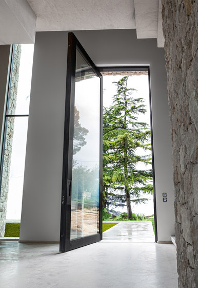 Nova | Porte blindée pivotante vitrée qui permet de créer des entrées de toute dimension. | Portes d'entrée | Oikos Venezia – Architetture d’ingresso