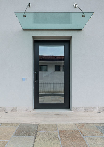Nova | Porte blindée pivotante vitrée qui permet de créer des entrées de toute dimension. | Portes d'entrée | Oikos Venezia – Architetture d’ingresso