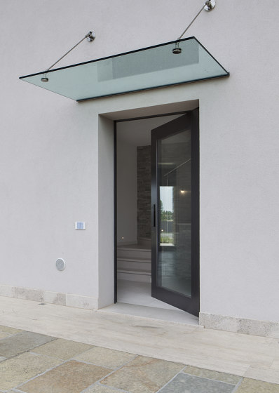 Nova | The pivoting safety door with glass elements that allows creating entrances of any size. | Entrance doors | Oikos Venezia – Architetture d’ingresso