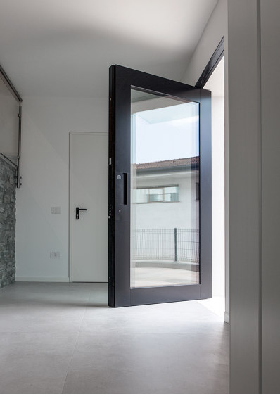 Nova | Die verglaste Sicherheitstür mit Drehvorrichtung, die es gestattet, Eingangsbereiche jeder Größe zu schaffen. | Haustüren | Oikos Venezia – Architetture d’ingresso