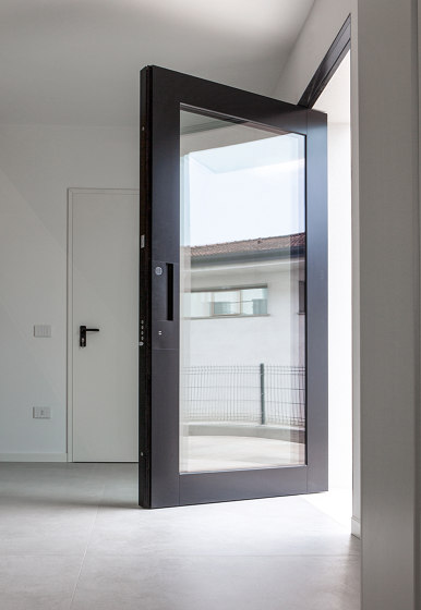 Nova | La puerta blindada pivotante de eje vertical que permite crear entradas de cualquier tamaño. | Puertas de las casas | Oikos – Architetture d’ingresso