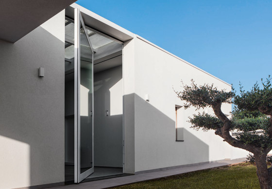 Nova | Porta d'ingresso a bilico vetrata in alluminio e vetro | Porte casa | Oikos – Architetture d’ingresso