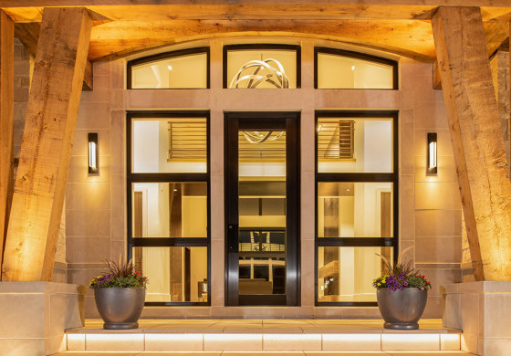 Nova | La puerta blindada pivotante de eje vertical que permite crear entradas de cualquier tamaño. | Puertas de las casas | Oikos – Architetture d’ingresso