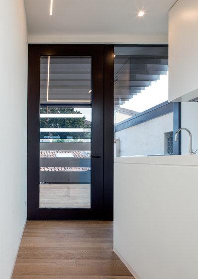 Nova | Porta blindata a bilico vetrata che permette di creare ingressi di qualsiasi dimensione. | Porte casa | Oikos Venezia – Architetture d’ingresso