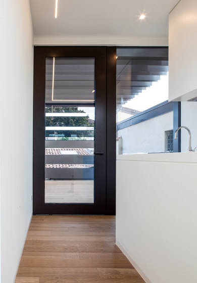 Nova | Die verglaste Sicherheitstür mit Drehvorrichtung, die es gestattet, Eingangsbereiche jeder Größe zu schaffen. | Haustüren | Oikos – Architetture d’ingresso